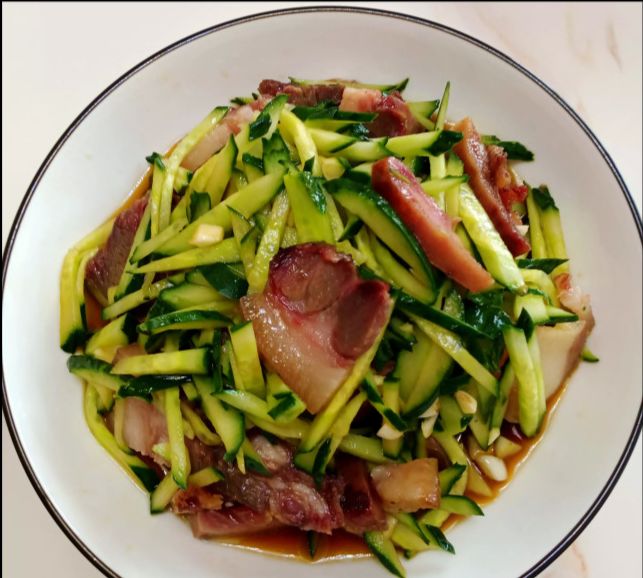 河南一女子晒节日晚餐，遭到网友的吐槽，委屈回应：这饭菜不差啊休闲区蓝鸢梦想 - Www.slyday.coM