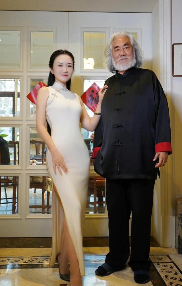 71岁张纪中娇妻孕照曝光杜星霖满脸幸福皮肤白皙紧致惹人爱怜