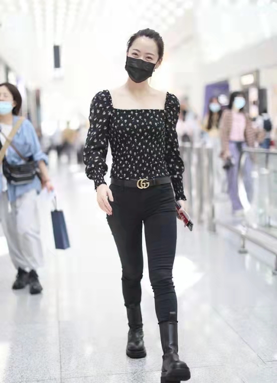 白冰的状态真不错碎花上衣紧身裤尽显窈窕身段36岁气质惊艳