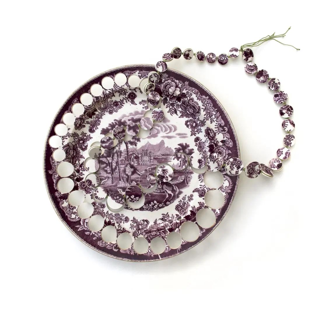 把餐具戴在身上,女设计师亲手拆解古董,制作出无价的首饰休闲区蓝鸢梦想 - Www.slyday.coM 把餐具戴在身上,女设计师亲手拆解古董,制作出无价的首饰休闲区蓝鸢梦想 - Www.slyday.coM