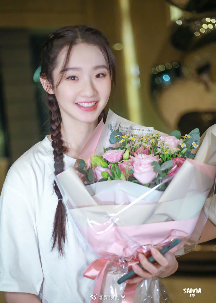 明星夏日清凉感双麻花辫造型