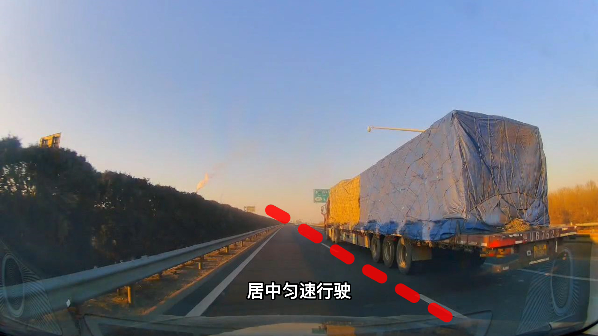 高速超越大货车，只会深踩油门就错了，老司机为你总结了一个口诀休闲区蓝鸢梦想 - Www.slyday.coM