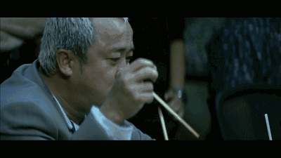 比如《无间道》中面对阿sir他十分淡定地吃着盒饭,早已成为了经典镜头