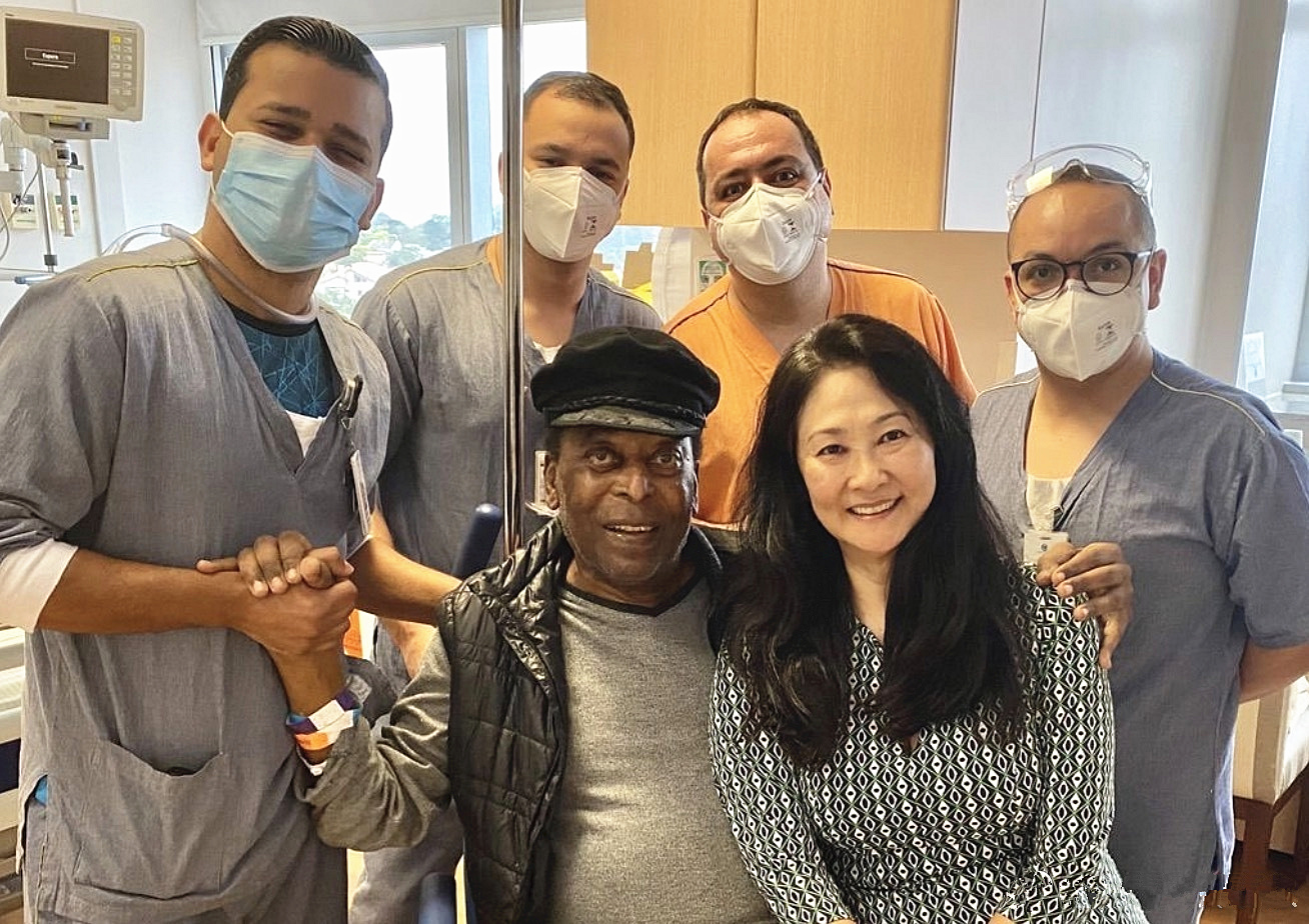 81岁贝利老态龙钟四年来出行全靠轮椅小32岁日本妻子不离不弃