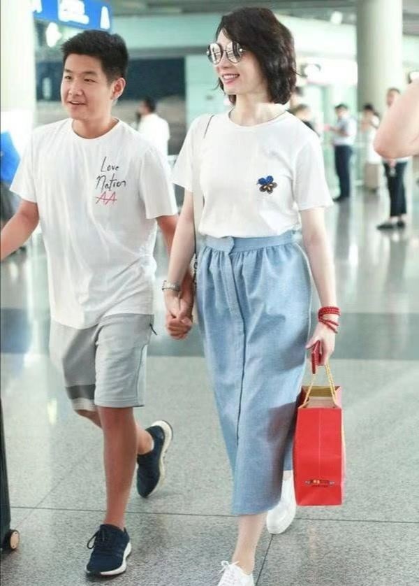 陈数带继子走机场她打扮清新似大姐姐继子一脸憨厚显老实