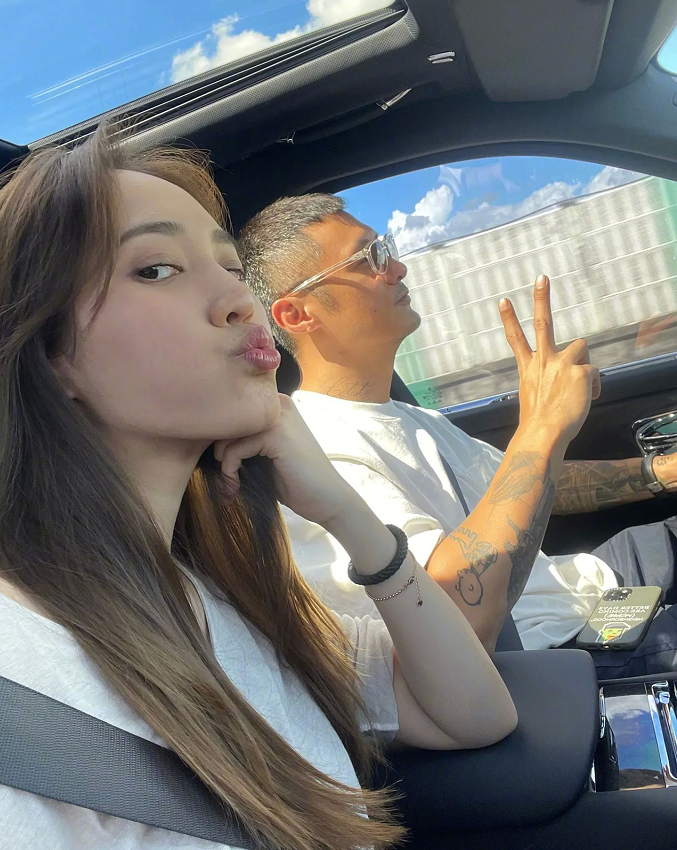 做余文乐的妻子真挺享福的平时穿得很随便但脸上时刻挂着笑脸