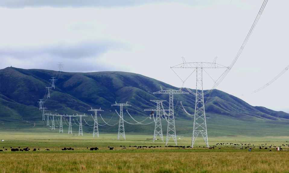 新疆输电网我国之所以要建设特高压输电线路,就是因为中国有80%以上的