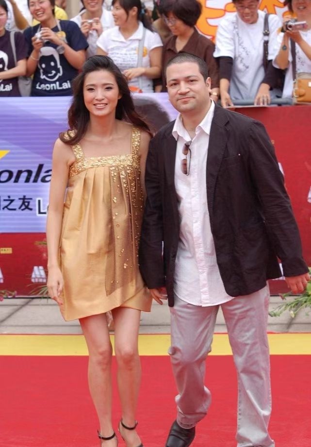 龚蓓苾和导演老公合体穿娃娃裙摆拍太用力美国老公像个胖大叔