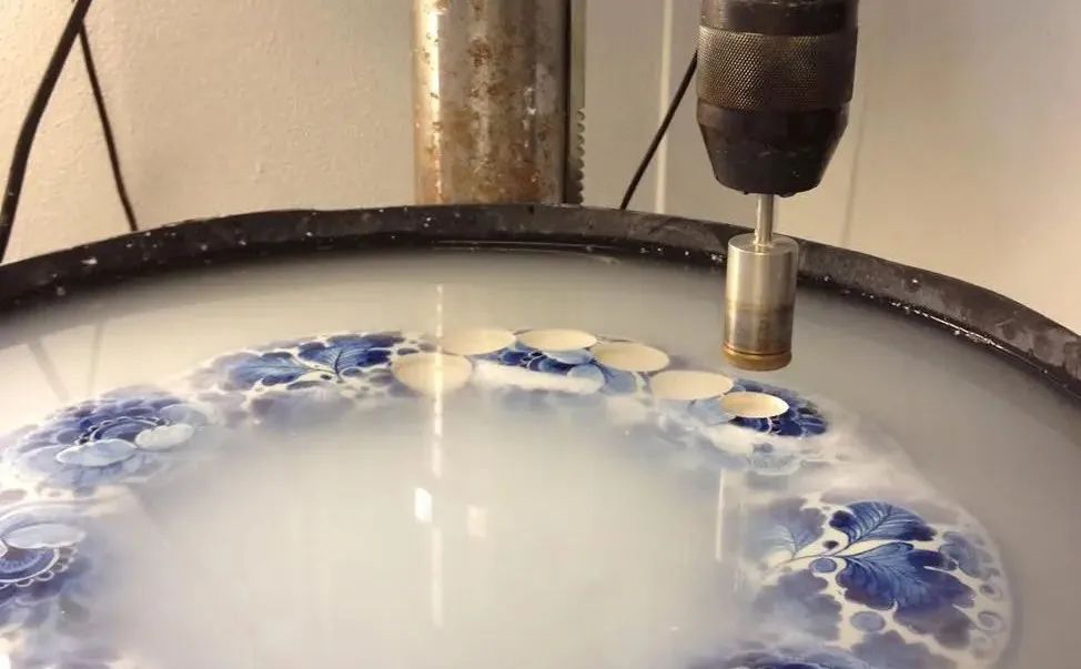 把餐具戴在身上,女设计师亲手拆解古董,制作出无价的首饰休闲区蓝鸢梦想 - Www.slyday.coM 把餐具戴在身上,女设计师亲手拆解古董,制作出无价的首饰休闲区蓝鸢梦想 - Www.slyday.coM