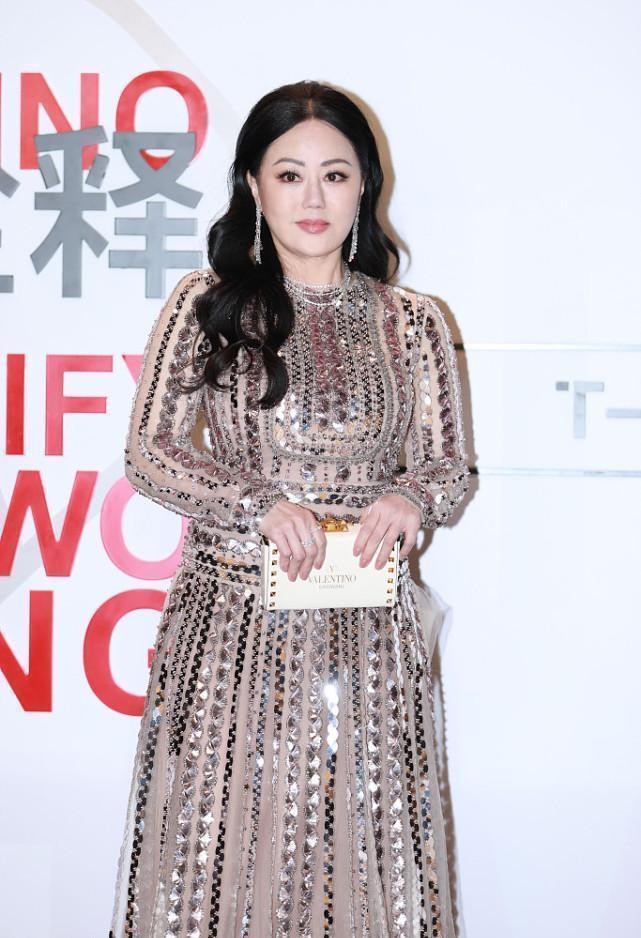 快60岁的章小蕙仍有娃娃脸,虽然身材有点发福,但骨相仍很美