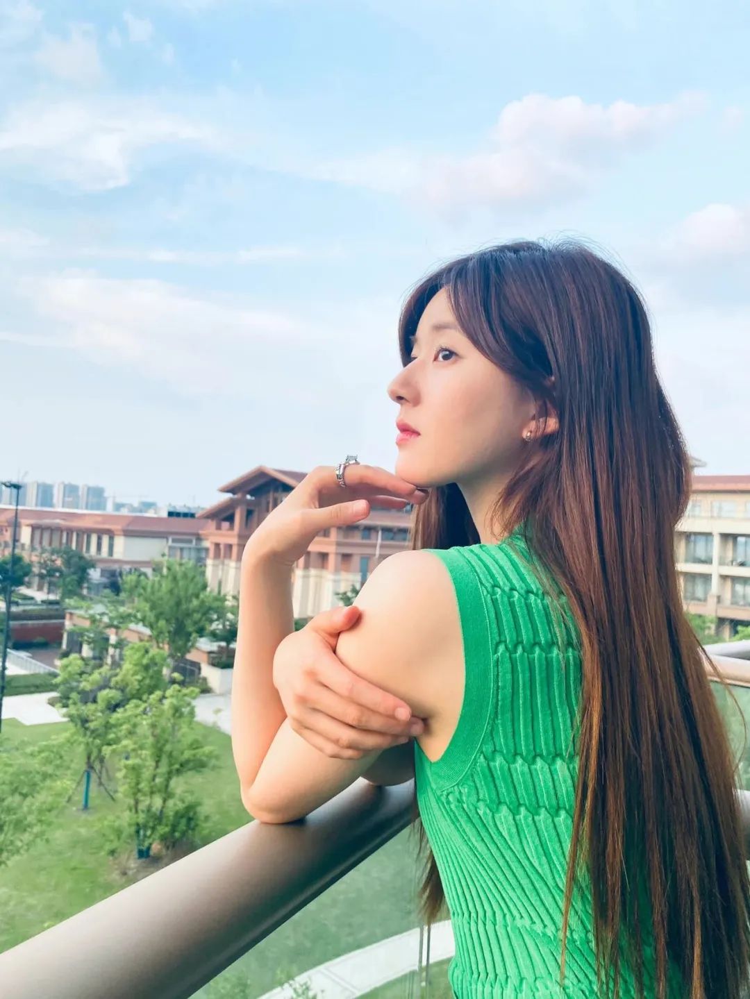 清新甜妹赵露思才是淡颜系穿搭女王