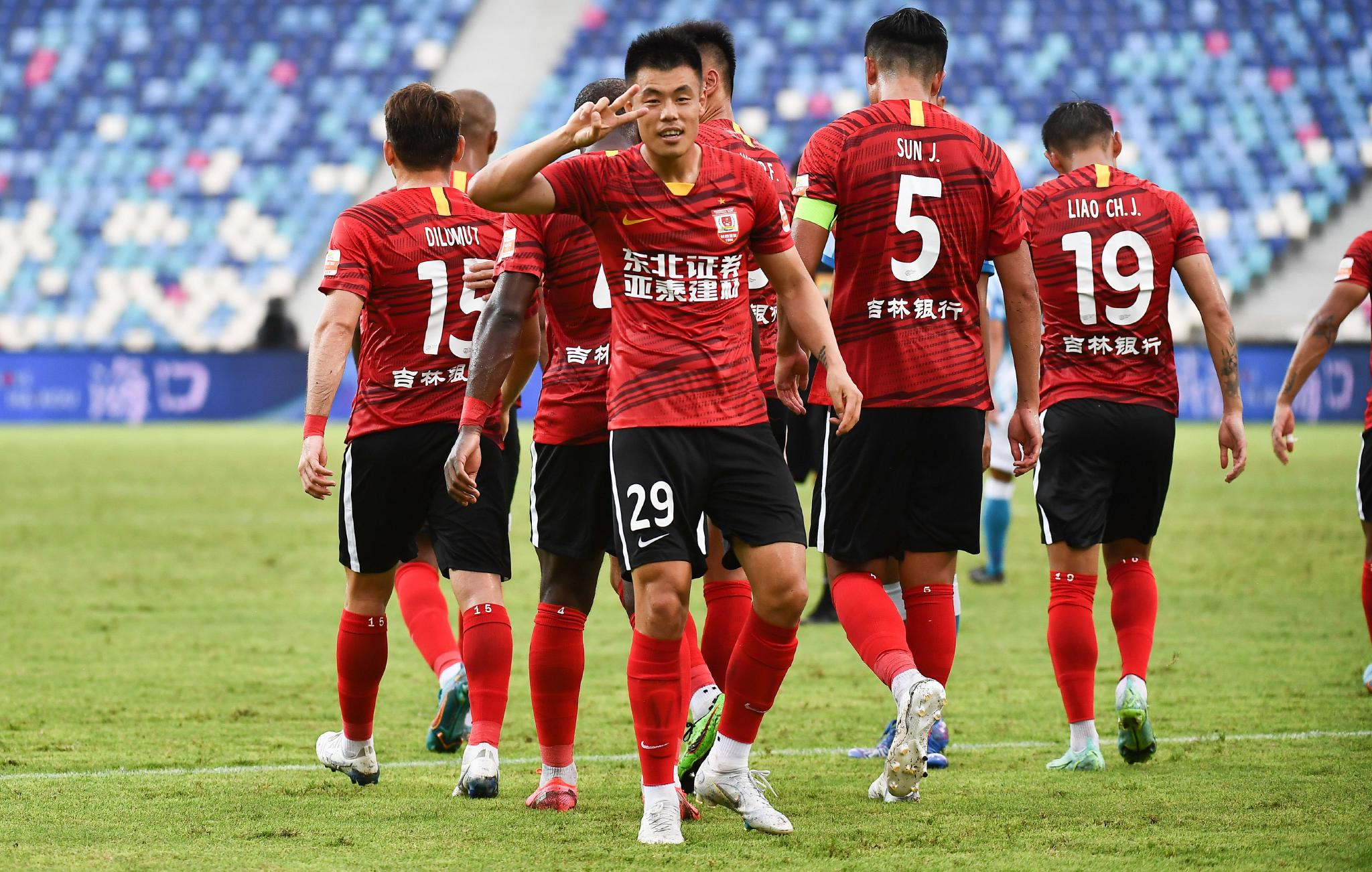 足球中超长春亚泰对阵广州城