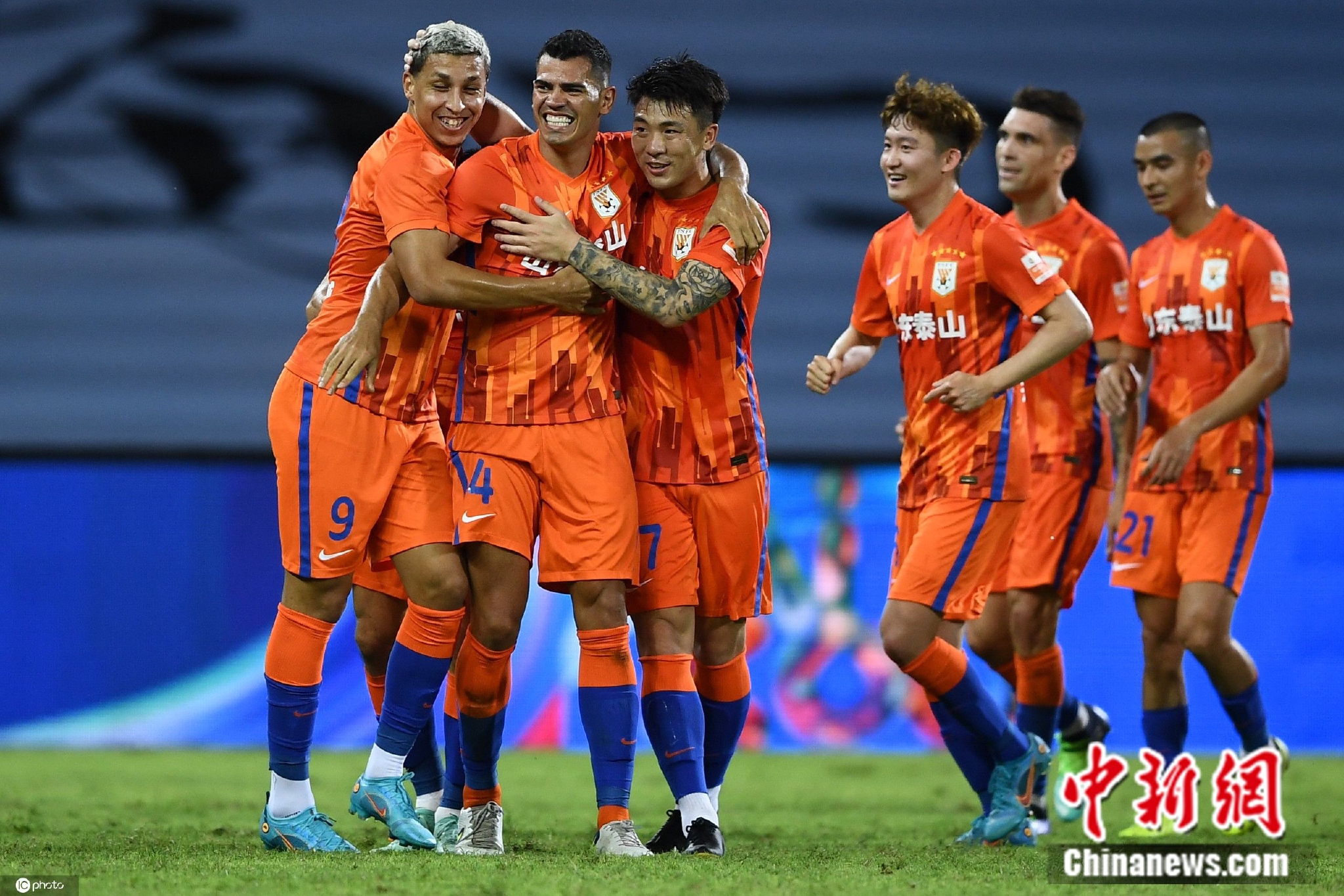 山东泰山队庆祝进球.图片来源:ic photo