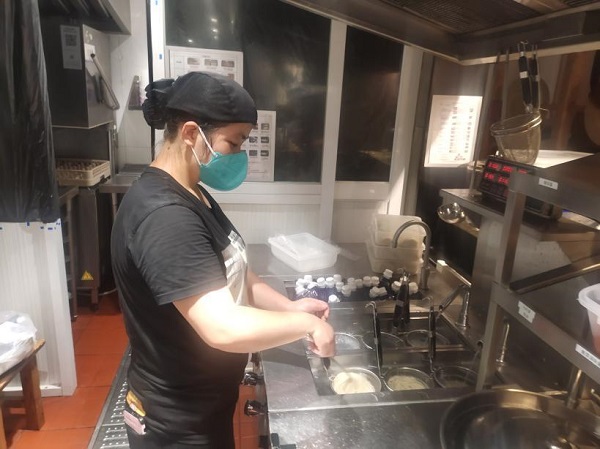 已经恢复了堂食据和府捞面崇明万达店员工侯雪云介绍,为保障消费者的