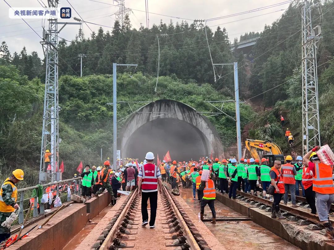 殉职司机杨勇，撂下生命中最后一把闸！D2809事故最新消息→休闲区蓝鸢梦想 - Www.slyday.coM