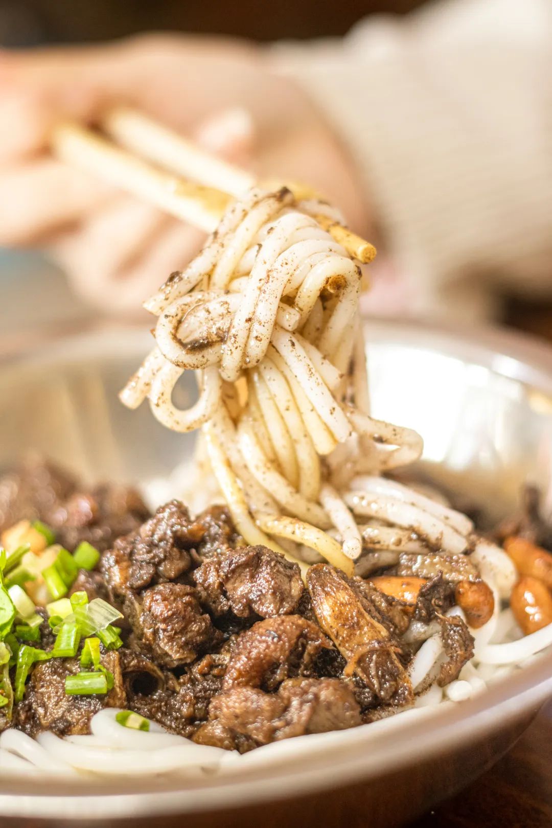 醋血鸭粉,米粉和鸭肉都很入味.摄影/陆宇堃