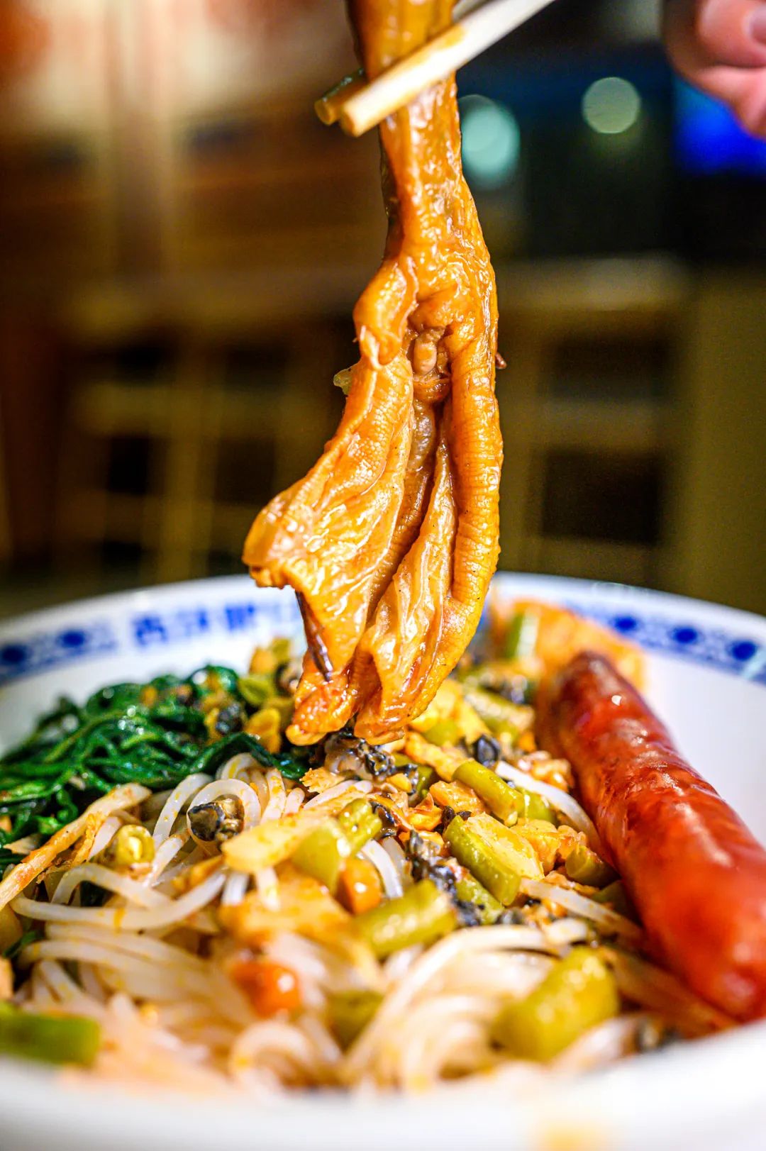 香肠,鸭脚都是柳州螺蛳粉的最佳搭档.摄影/陆宇堃