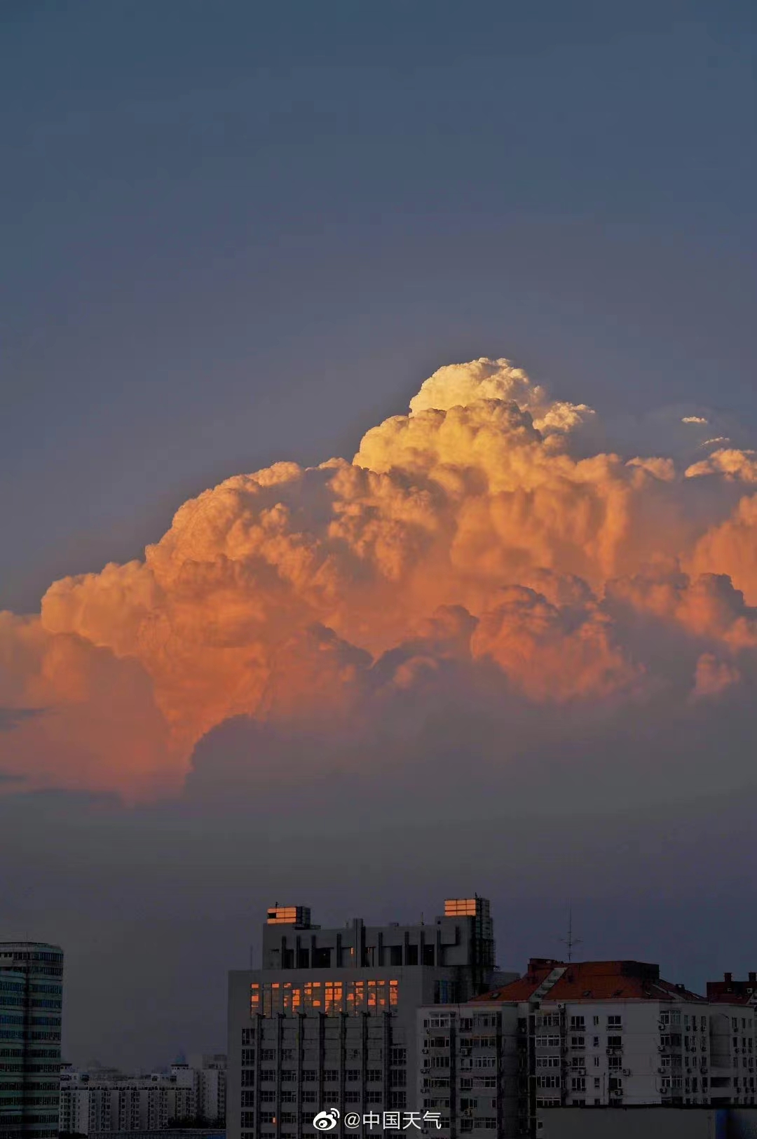 北京傍晚天空出现巨大云团！原来它叫“秃积雨云”