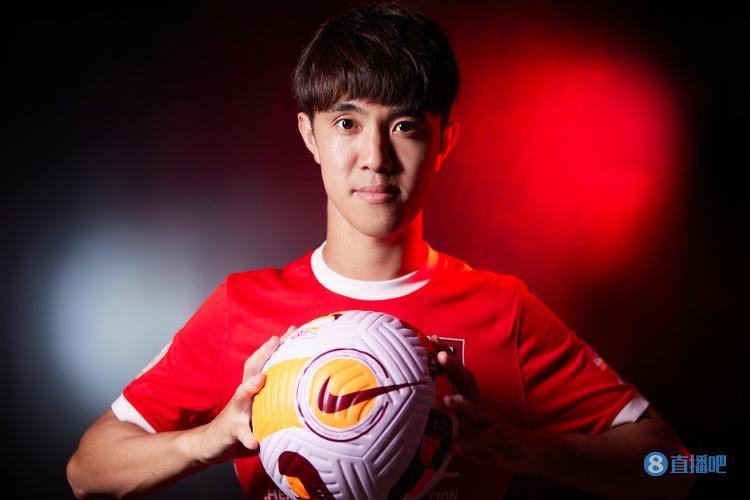 成都蓉城半场换人33岁李建滨时隔两个赛季重返中超赛场