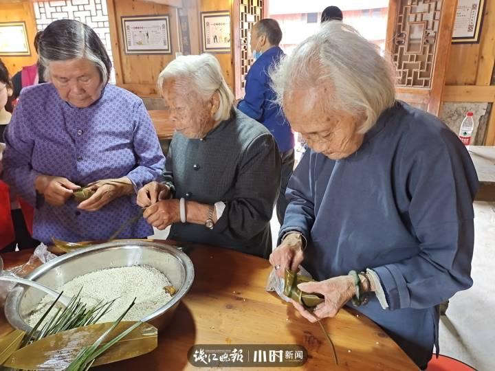 浙里端午｜旅游业不易，临海千年古村期颐老人“揽客”，做“百岁粽”送游客