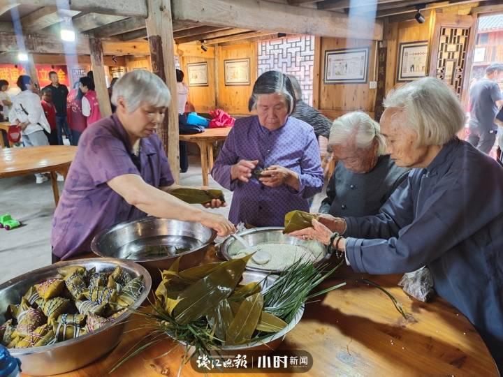 浙里端午｜旅游业不易，临海千年古村期颐老人“揽客”，做“百岁粽”送游客