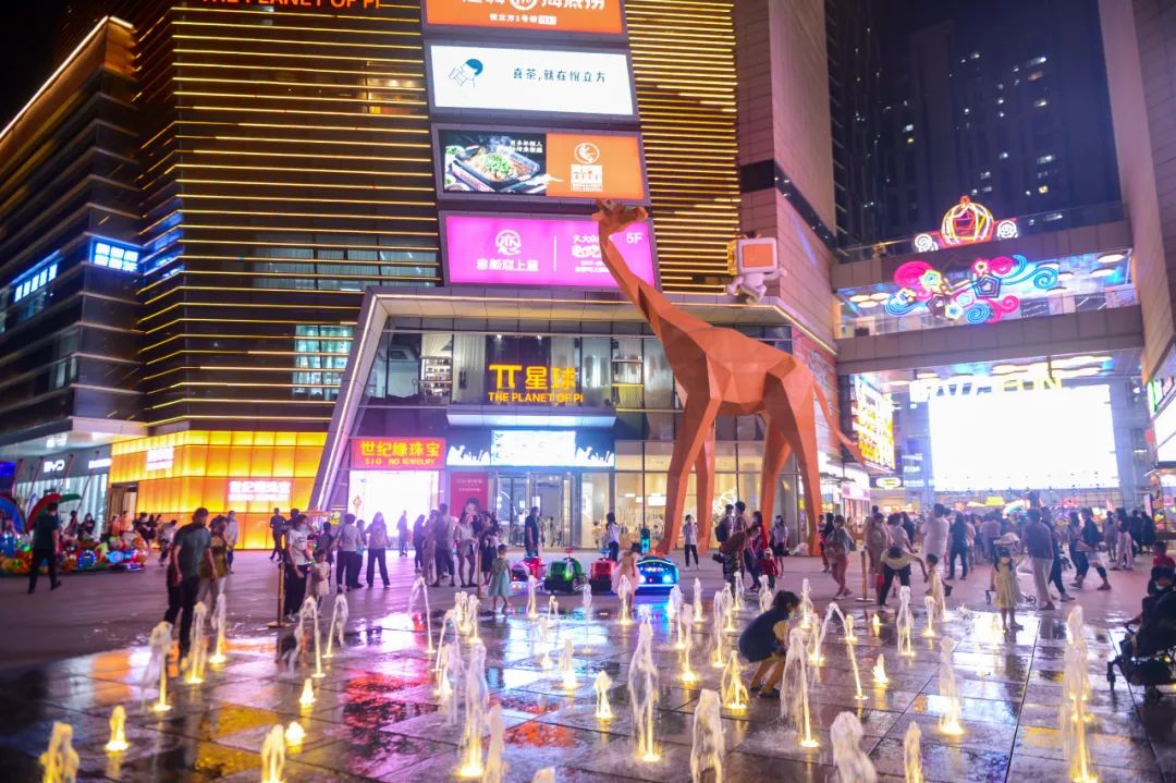 悦立方是济南一个专注于"24小时潮不落"的开放式街区