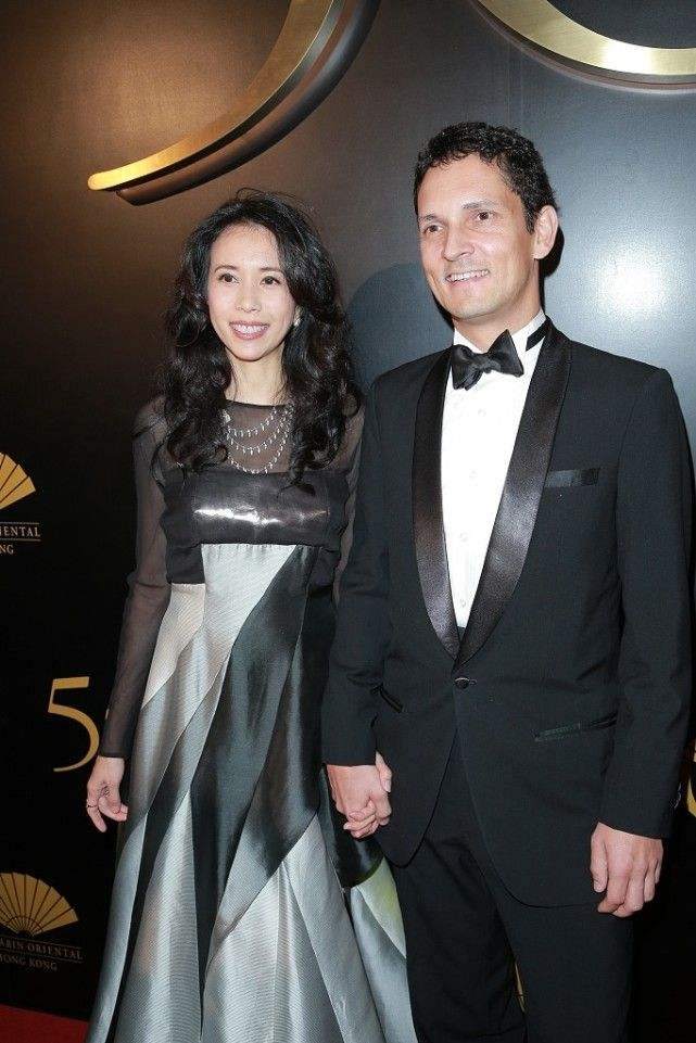 52岁莫文蔚晒照庆生与德国老公相拥合影太甜蜜当后妈也很开心