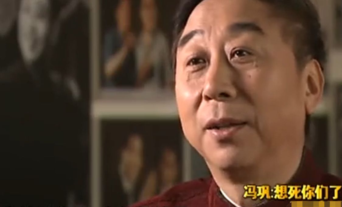 64岁冯巩请徒弟来家吃饭!发际线后移脑门光亮,搞笑逗乐嗦公筷