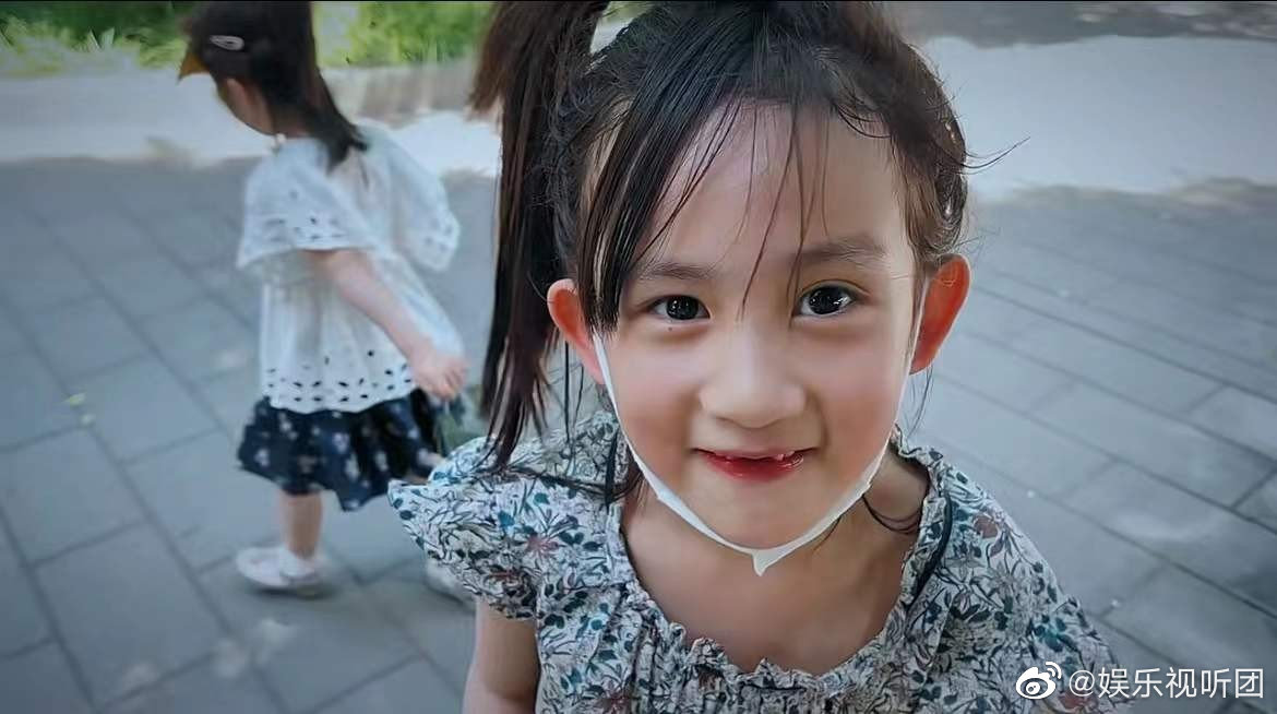 孙莉晒小儿子正脸照一家五口高颜值