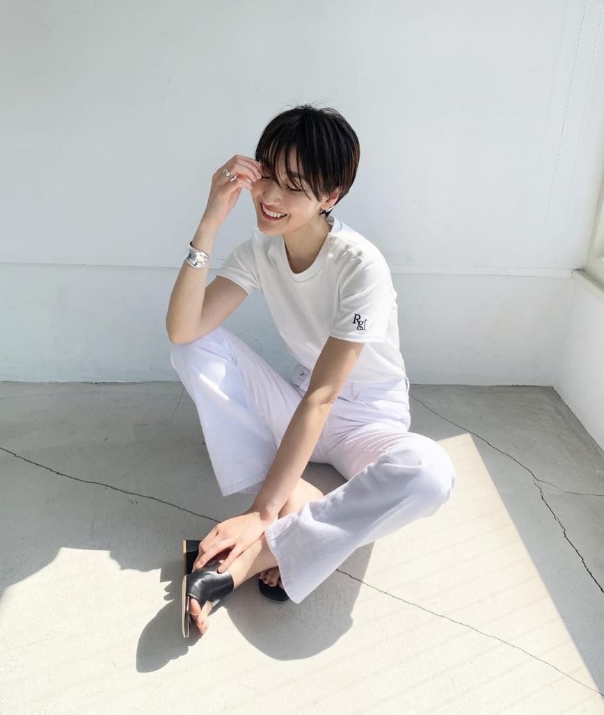 白t恤白裤子白t恤黑裤子今夏最简约时髦搭配既减龄又温柔