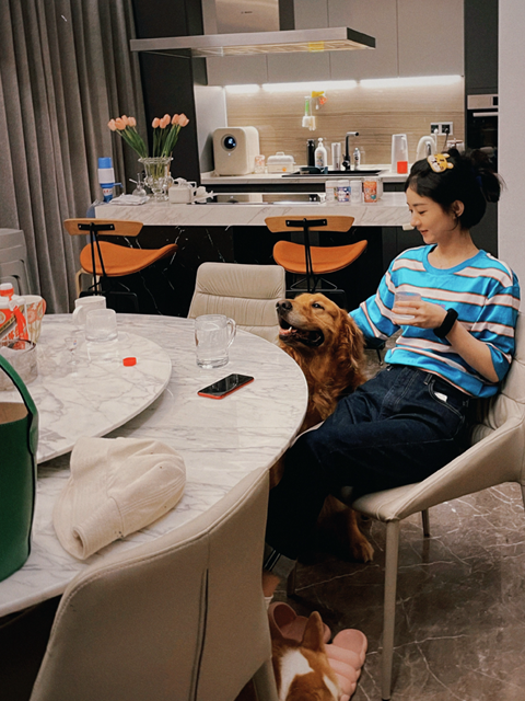 赵丽颖现身闺蜜豪宅素颜出镜女王范十足空口喝茅台酒量惊人