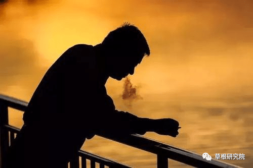 在这种苦涩不已的生活中,你常常会感到疲倦不堪,甚至是痛苦不已.