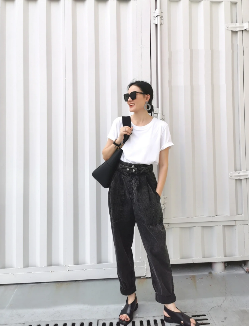 白t恤白裤子白t恤黑裤子今夏最简约时髦搭配既减龄又温柔