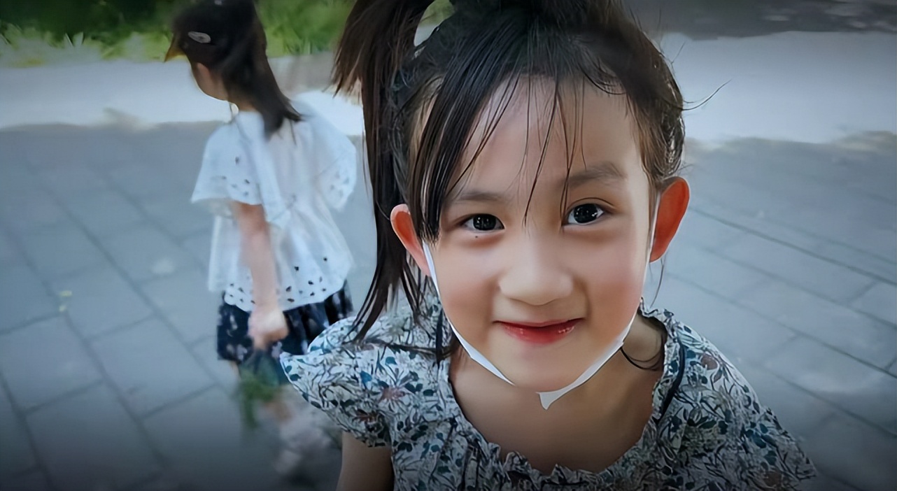 黄磊大女儿晒自拍美照16岁多多比耶卖萌颜值养眼气质超成熟