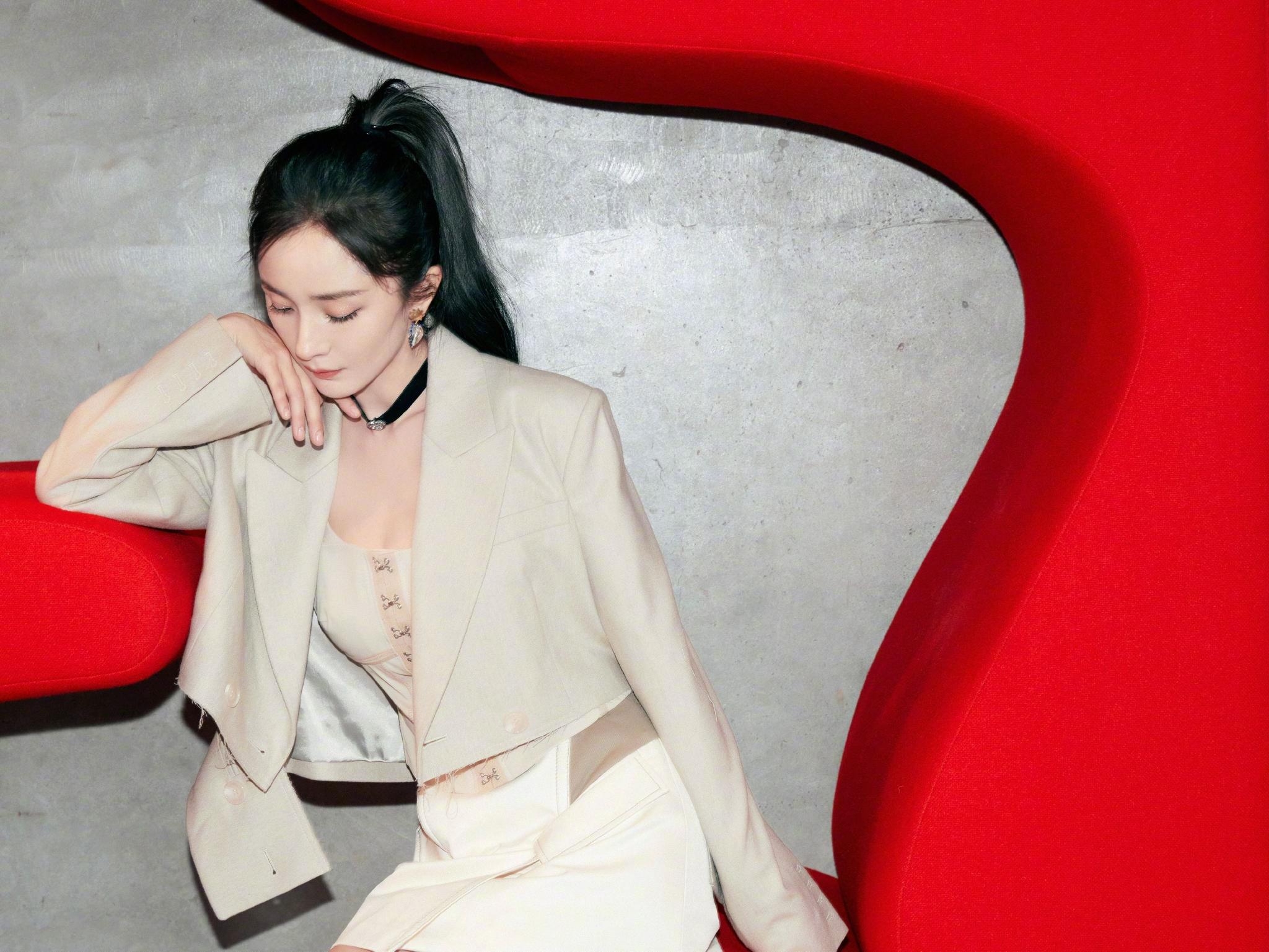 杨幂今日份直播造型look 公装裙搭配高马尾……|公装|马尾|杨幂_新浪