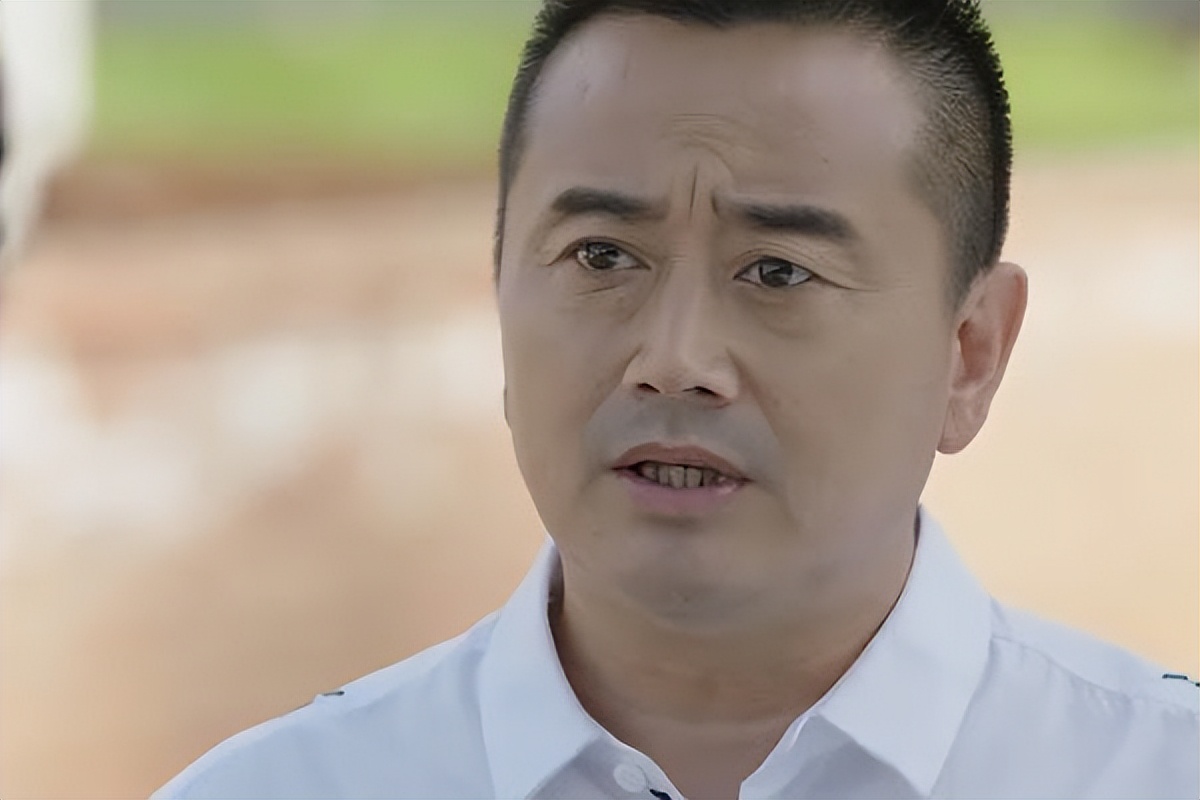 赵本山徒弟闫光明,靠颜值出圈,凭借努力从小学文凭变成大学教授__财经