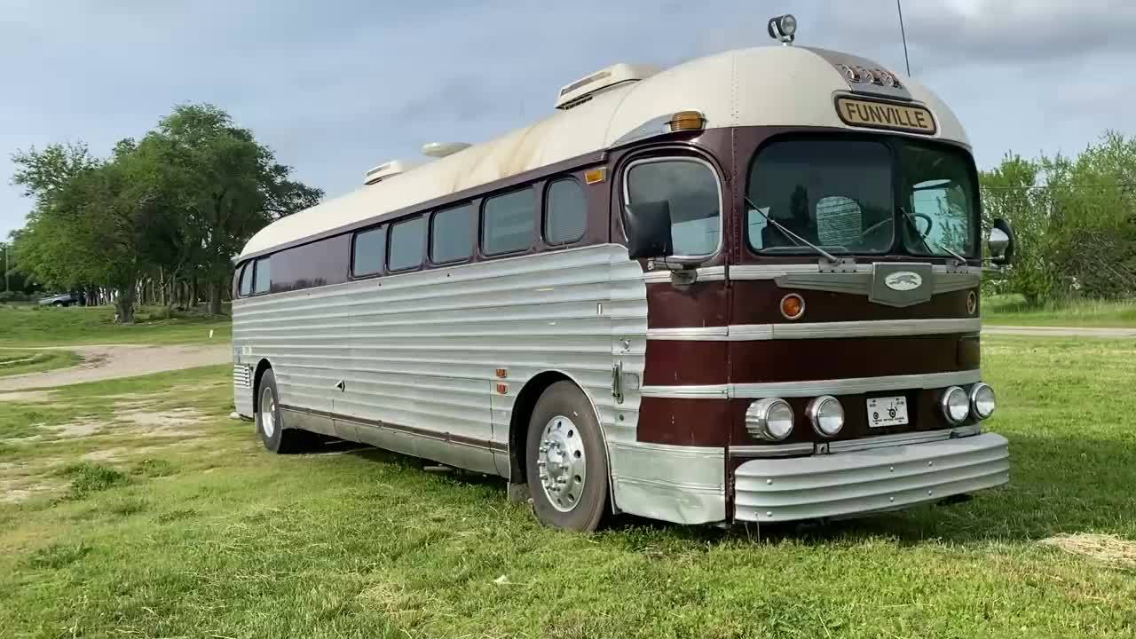 1948年款gmc灰狗巴士改造的房车搁国内早就按报废车解体了在北美居然