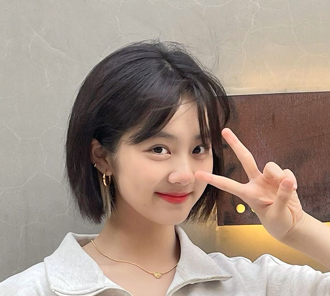 黄多多晒近照,挑染短发,气质清冷,建议打包进组青春