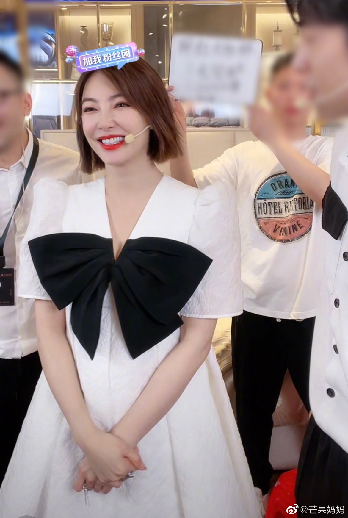 张雨绮直播生图简约黑白裙搭配利落短发