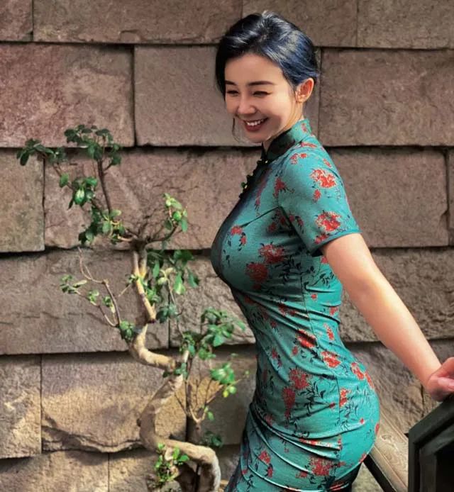 女主播张曼源晒照,身材凸凹,球迷:再美的旗袍也包不住您的肌肉|张曼源