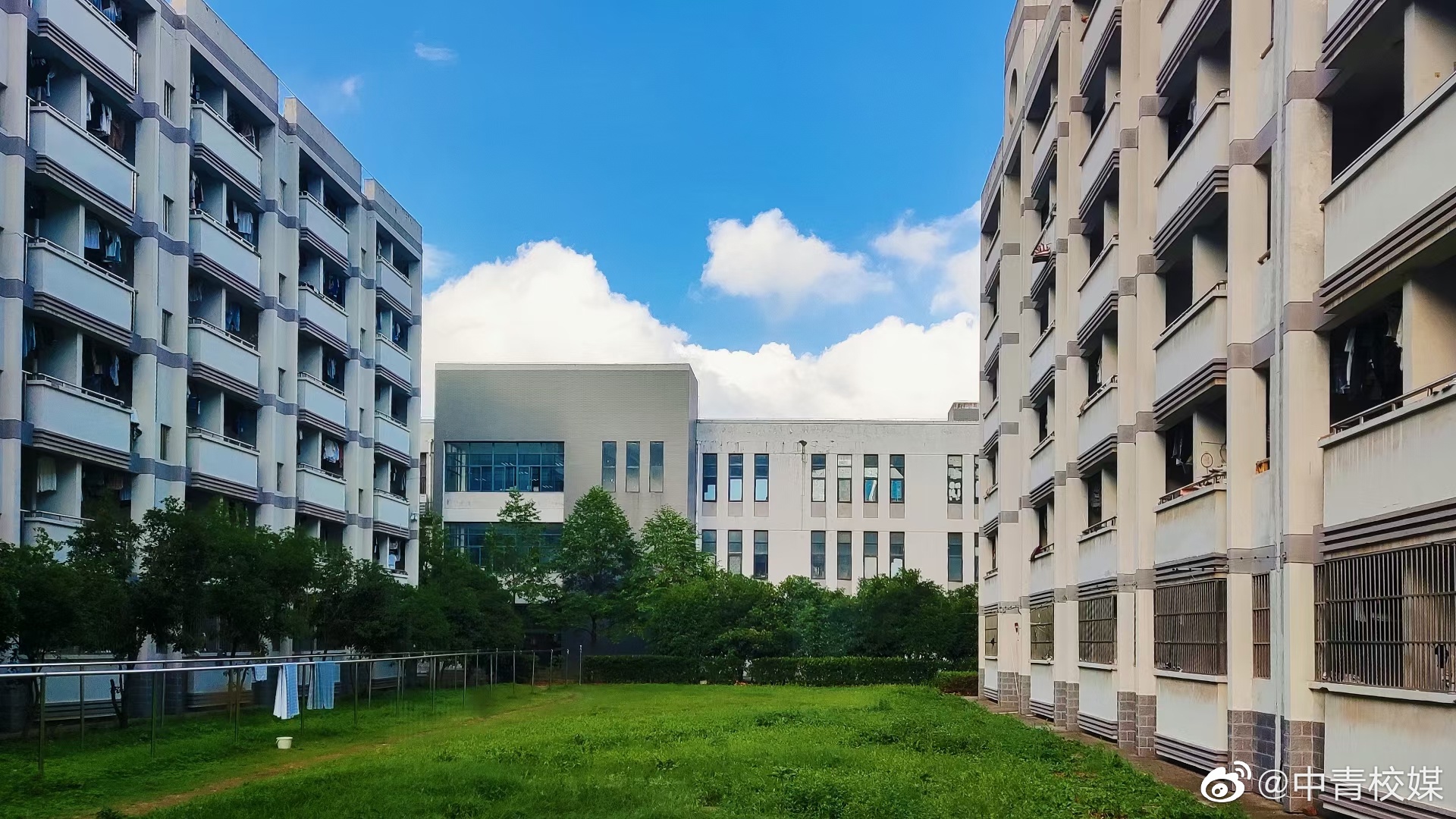 "行动起来实现梦想比做梦更灿烂."(铜陵学院 朱成志/摄)|铜陵学院_新