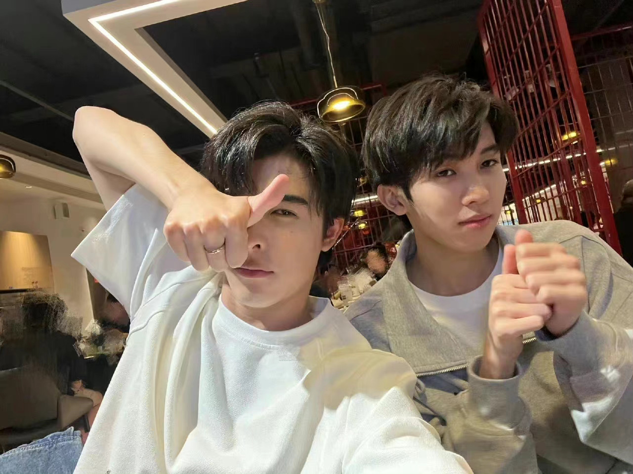 尹浩宇晒与林墨吃小龙虾合照