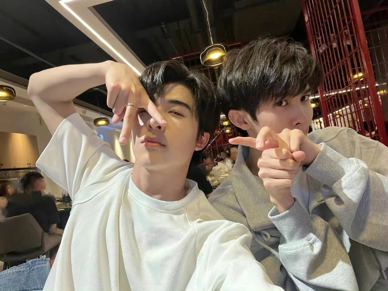 尹浩宇晒与林墨吃小龙虾合照