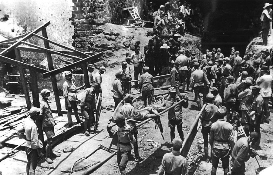 抗战老照片重庆大轰炸六五大隧道惨案