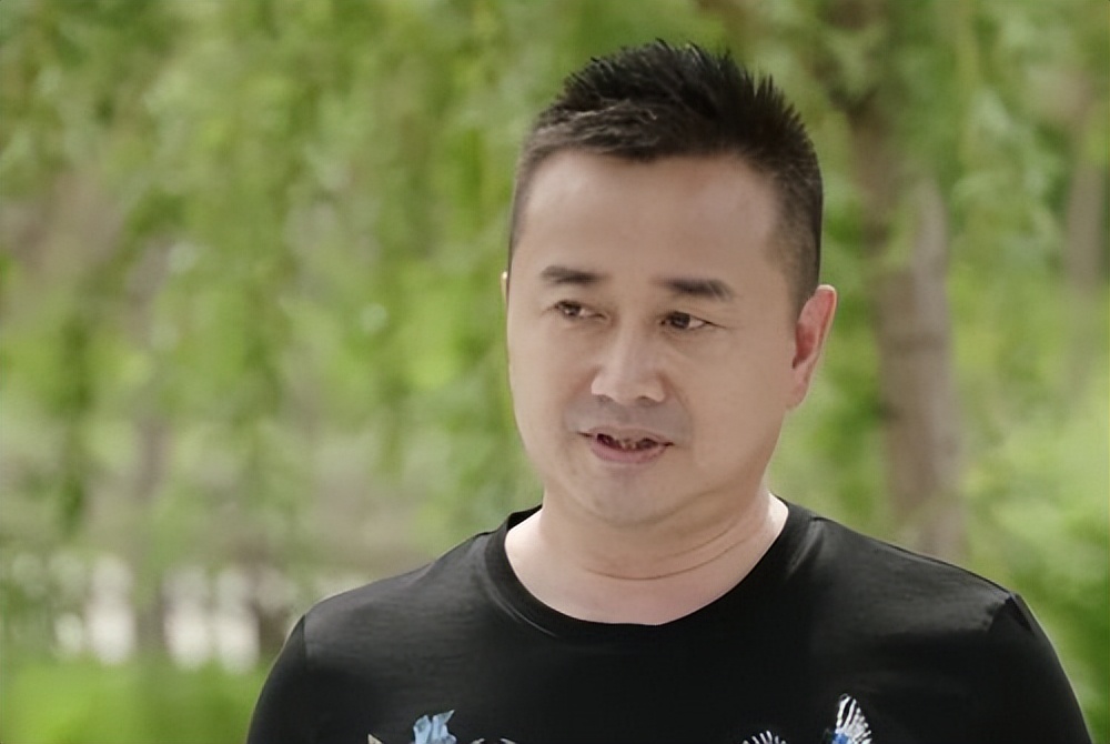 赵本山徒弟闫光明,靠颜值出圈,凭借努力从小学文凭变成大学教授__财经