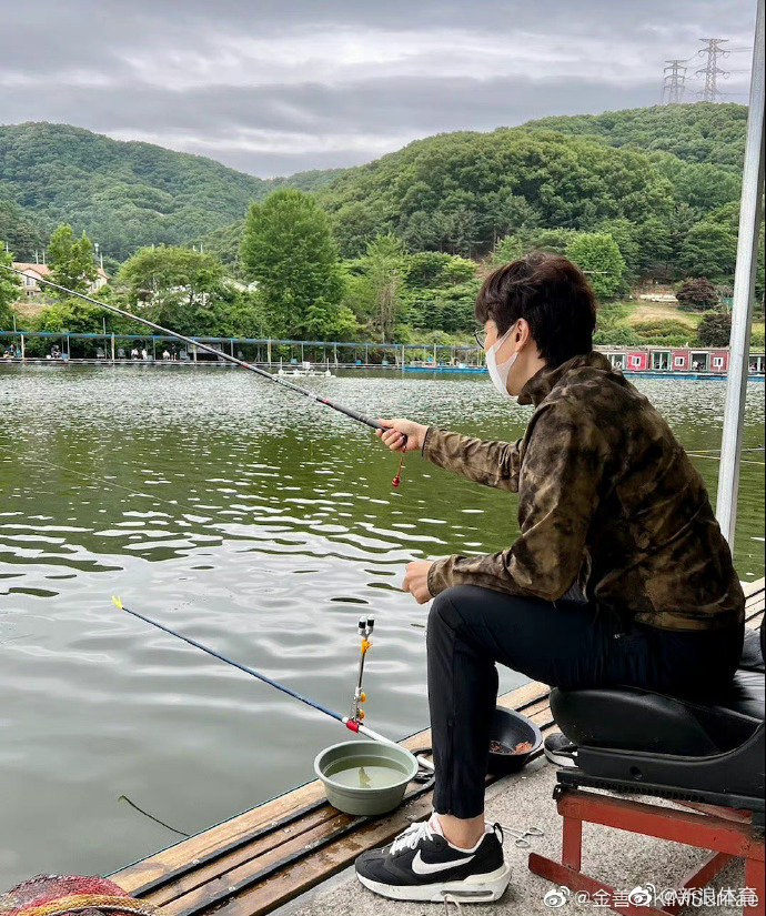 更新了两张钓鱼内容的图片,写道:迟到的周末愉快,我在钓鱼|金善台