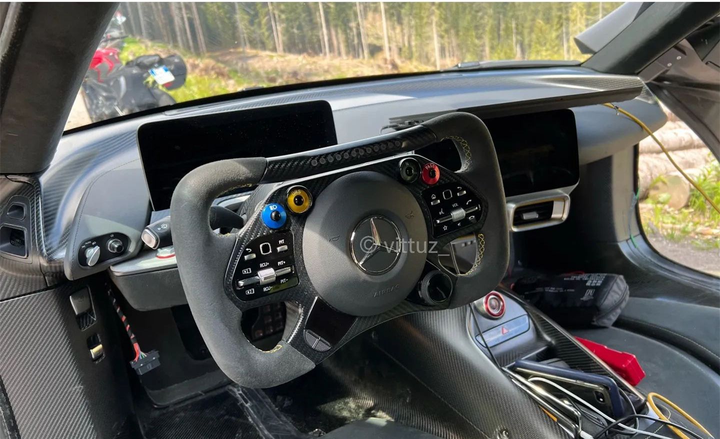 奔驰amgone量产实车曝光搭载16t发动机最大输出1063马力