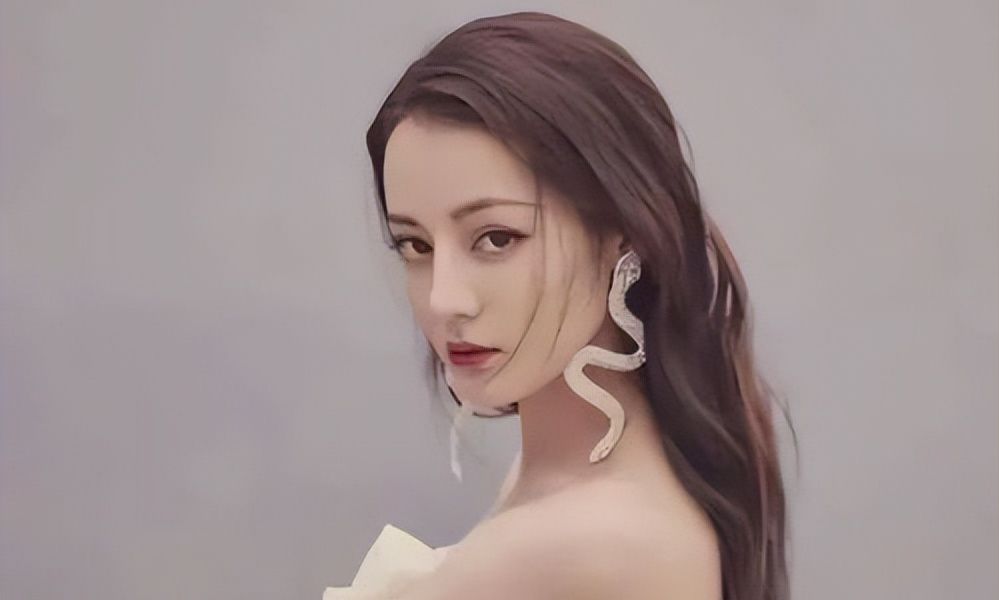 明星的耳饰有多奇葩?ella戴蜘蛛,戚薇戴19个环,看到热巴:厉害!