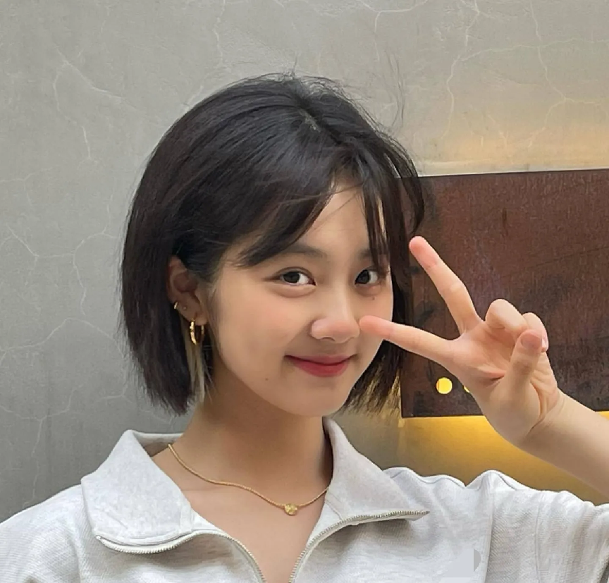 黄磊16岁女儿晒生活照，超高颜值让人过目难忘，短发卖萌更迷人！休闲区蓝鸢梦想 - Www.slyday.coM