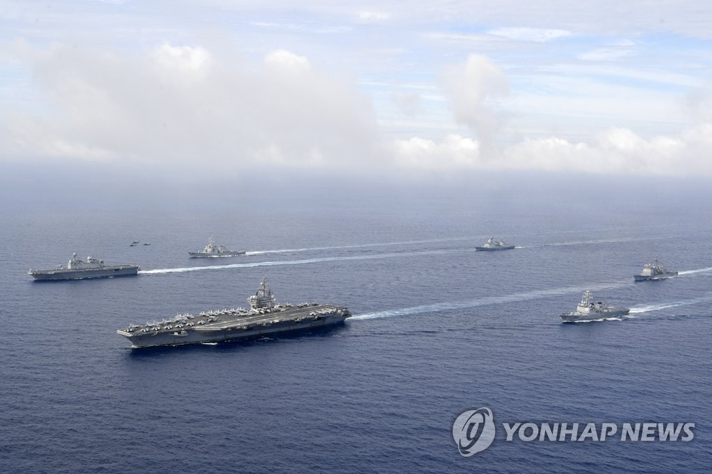 6月4日，演习最后一天，韩美双方6艘军舰3架飞机列队前进。图片来源：韩联社 下同